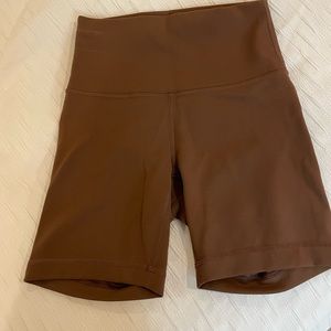 Lululemon Wunder Train Shorts Suze 4, 6in inseam, Java colour